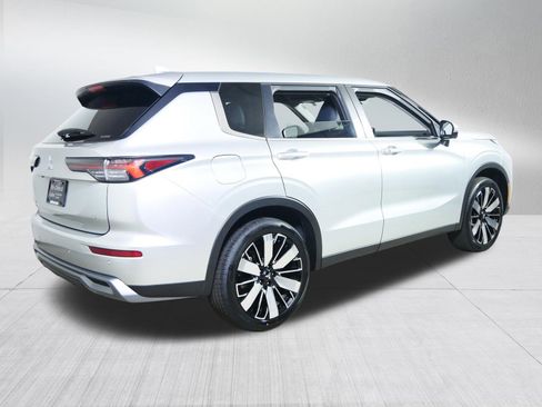 Used 2025 Mitsubishi Outlander SE image 7