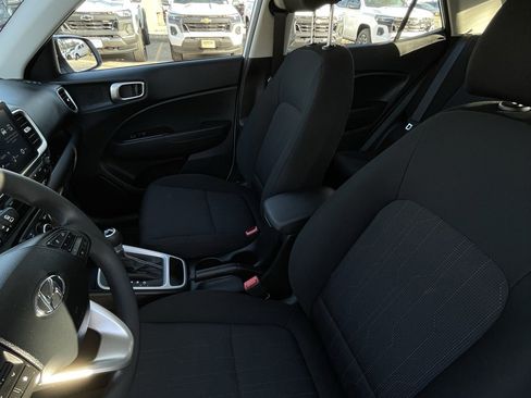 Used 2025 Hyundai Venue SE image 20