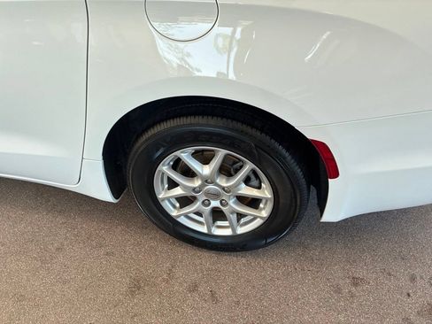 Used 2025 Chrysler Pacifica Select FWD image 16