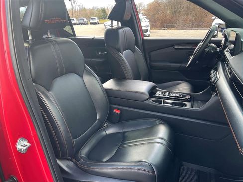 Used 2025 Honda Pilot TrailSport image 11