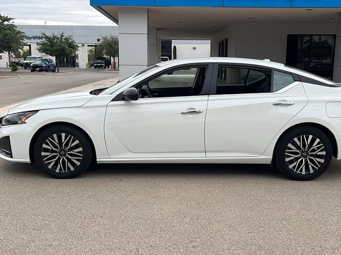 Used 2025 Nissan Altima 2.5 SV FWD image 4