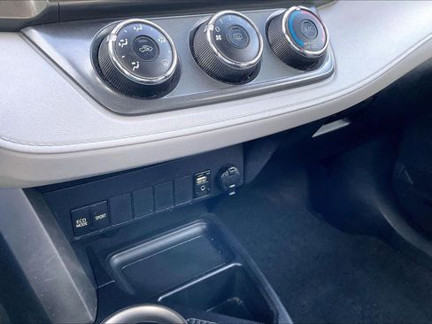 Used 2015 Toyota RAV4 LE image 31