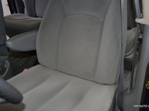 Used 2006 Chrysler Town & Country FWD image 13