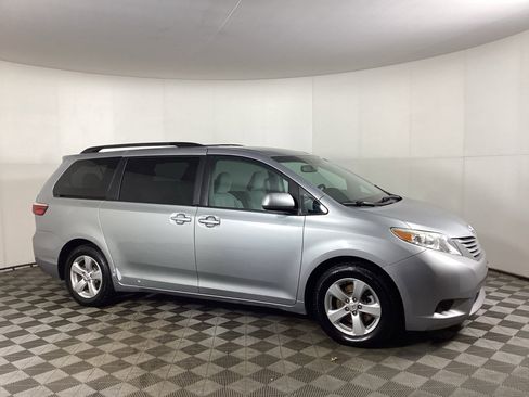 Used 2015 Toyota Sienna LE image 1