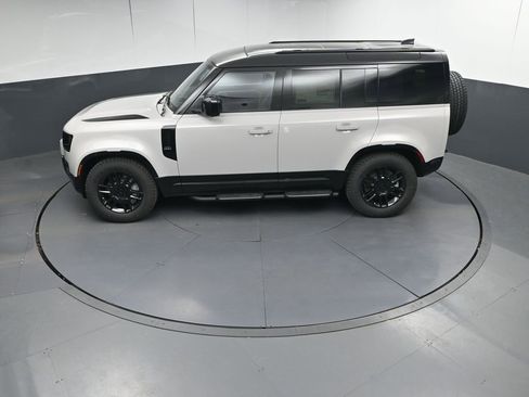Used 2026 Land Rover Defender 110 X-Dynamic SE AWD/4WD image 32