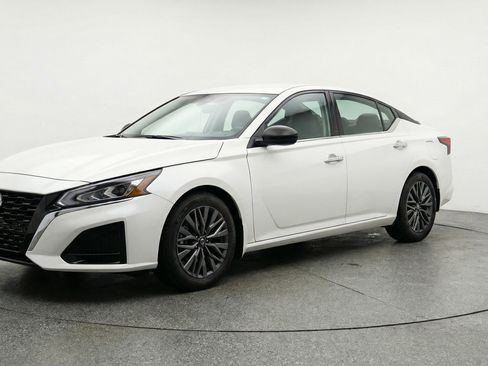 Used 2025 Nissan Altima 2.5 SV image 3