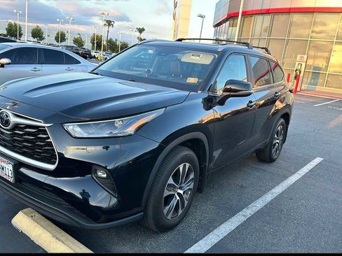 Used 2023 Toyota Highlander XLE image 1