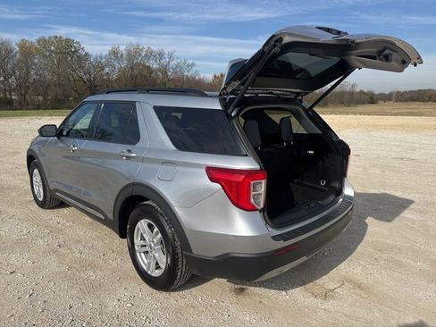 Used 2024 Ford Explorer XLT w/ Equipment Group 202A image 4
