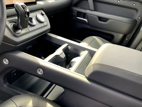 Used 2025 Land Rover Defender 110 X-Dynamic SE image 10