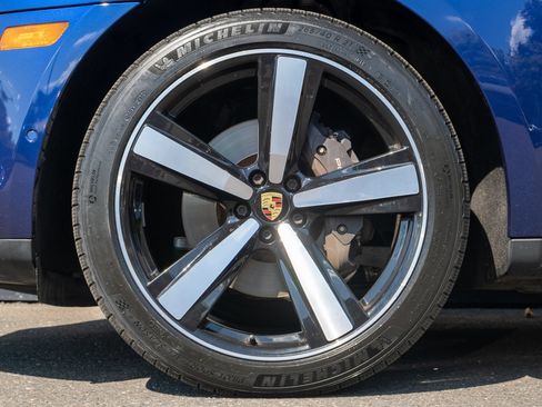 Certified 2022 Porsche Macan AWD/4WD image 12