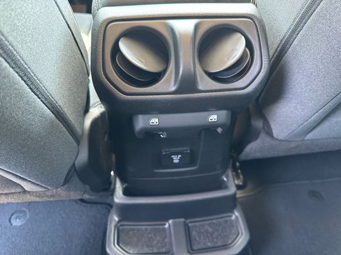 Used 2025 Jeep Wrangler Unlimited Sahara AWD/4WD image 24