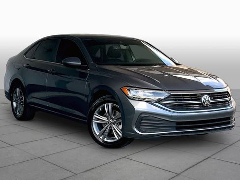 Used 2024 Volkswagen Jetta SE w/ Panoramic Sunroof Package image 3