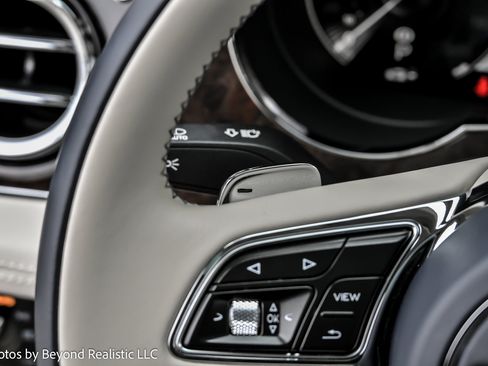 Used 2022 Bentley Bentayga image 42