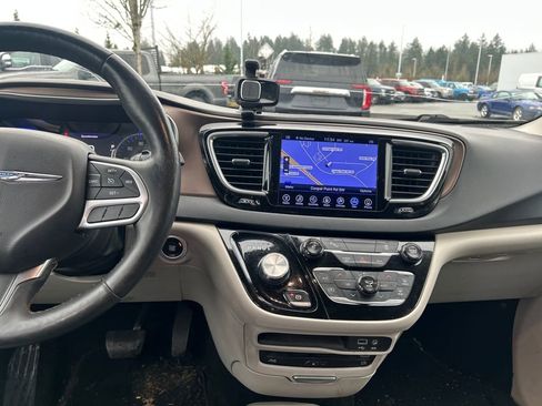 Used 2017 Chrysler Pacifica Touring-L Plus image 20
