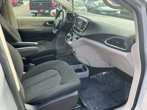 Used 2023 Chrysler Voyager LX FWD image 13