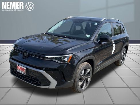 New 2025 Volkswagen Taos SE image 1