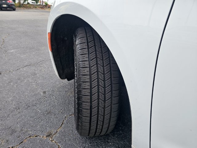 Used 2023 Chrysler Pacifica Touring-L FWD image 11