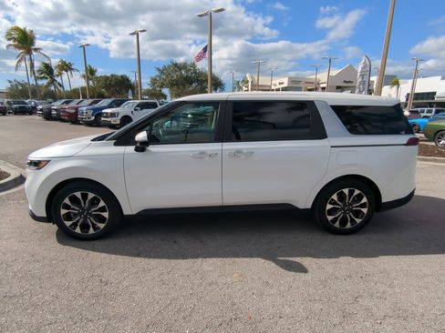 Used 2024 Kia Carnival EX image 8