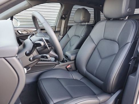 Used 2025 Porsche Macan AWD/4WD image 5
