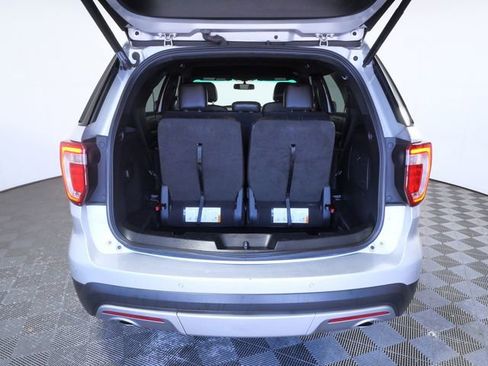 Used 2017 Ford Explorer XLT w/ Equipment Group 202A AWD/4WD image 9