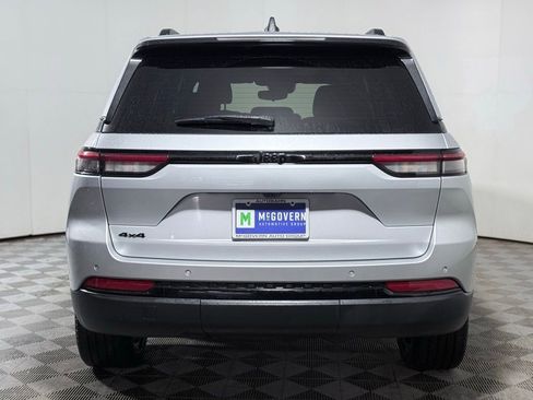 Used 2023 Jeep Grand Cherokee Altitude AWD/4WD image 4
