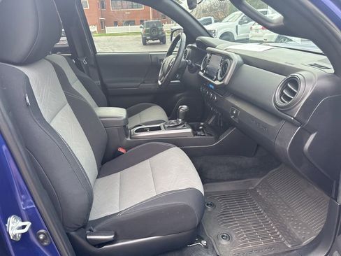 Used 2022 Toyota Tacoma TRD Sport w/ Technology Package image 33