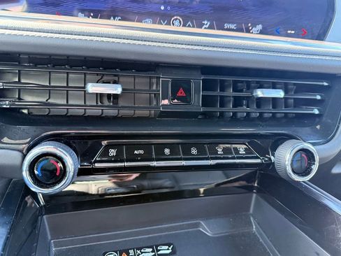 Used 2025 Chevrolet Suburban Z71 image 18