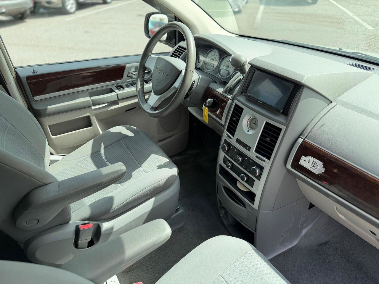 Used 2010 Chrysler Town & Country Touring FWD image 9