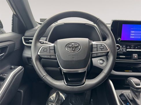 Used 2023 Toyota Highlander XSE image 12