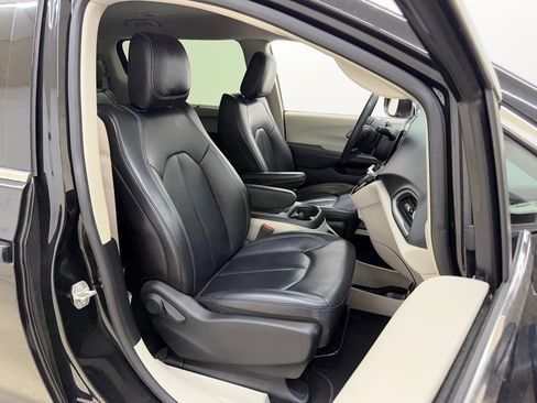 Used 2023 Chrysler Pacifica Touring-L FWD image 11