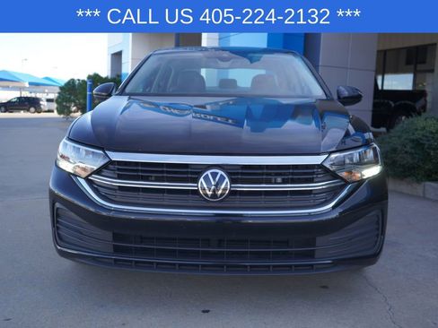 Used 2024 Volkswagen Jetta SE image 3
