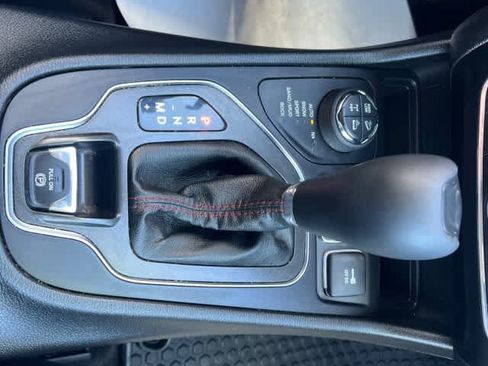 Used 2019 Jeep Cherokee Trailhawk AWD/4WD image 30