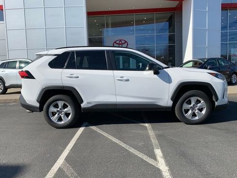 Used 2021 Toyota RAV4 LE image 2