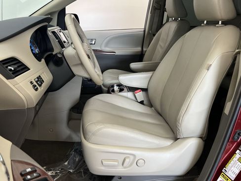Used 2014 Toyota Sienna XLE w/ Entertainment Package FWD image 12