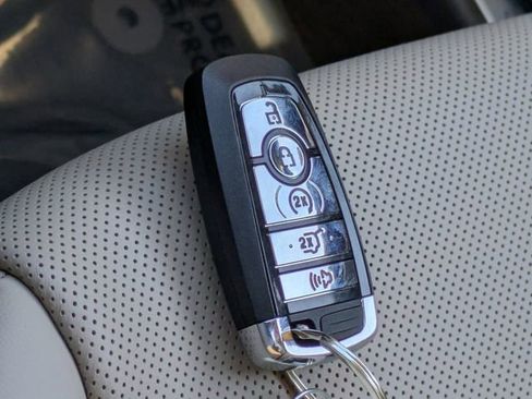 Certified 2022 Lincoln Nautilus Reserve image 30