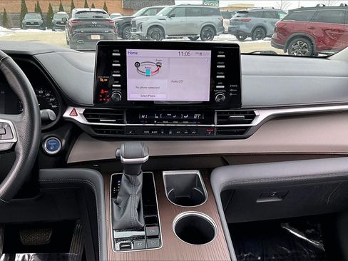 Used 2022 Toyota Sienna XLE image 19