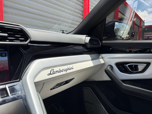 Used 2022 Lamborghini Urus AWD/4WD image 30