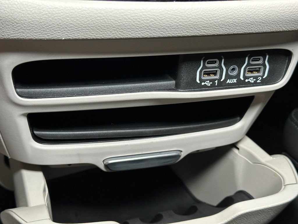 Used 2024 Chrysler Pacifica Touring-L FWD image 37