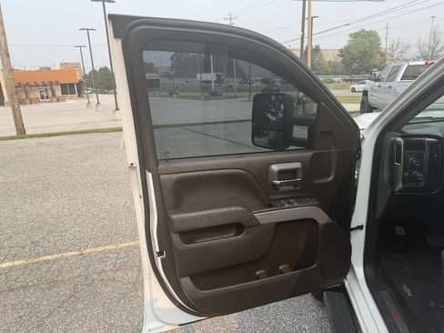 Used 2018 Chevrolet Silverado 1500 LT w/ LPO, Essentials Package AWD/4WD image 9