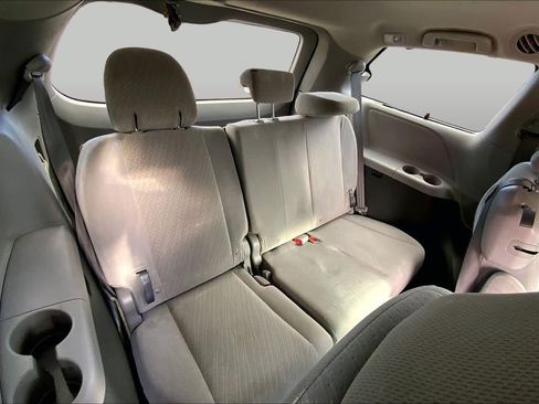 Used 2018 Toyota Sienna LE FWD image 35