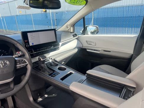 Used 2025 Toyota Sienna XLE w/ XLE Plus Package image 19