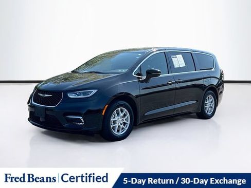 Used 2025 Chrysler Pacifica Select FWD image 3