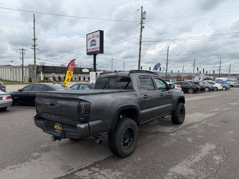 Used 2016 Toyota Tacoma TRD Off-Road w/ Premium & Technology Package AWD/4WD image 4