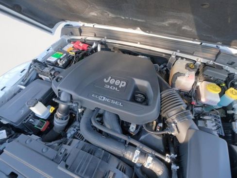 Used 2020 Jeep Wrangler Unlimited Sahara image 9