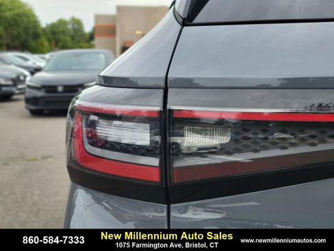 Used 2024 Volkswagen ID.4 Pro S AWD/4WD image 9
