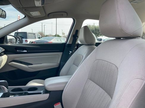 Used 2025 Nissan Altima 2.5 SV image 10