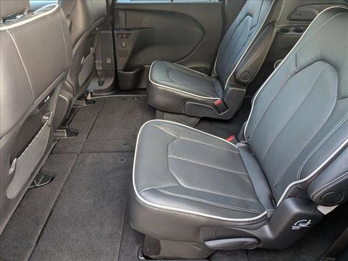 New 2026 Chrysler Pacifica Limited image 14