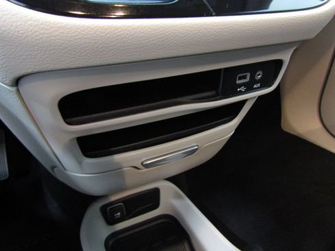 Used 2020 Chrysler Voyager L FWD image 16