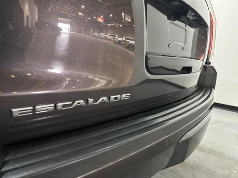 Used 2018 Cadillac Escalade ESV Premium Luxury RWD image 12