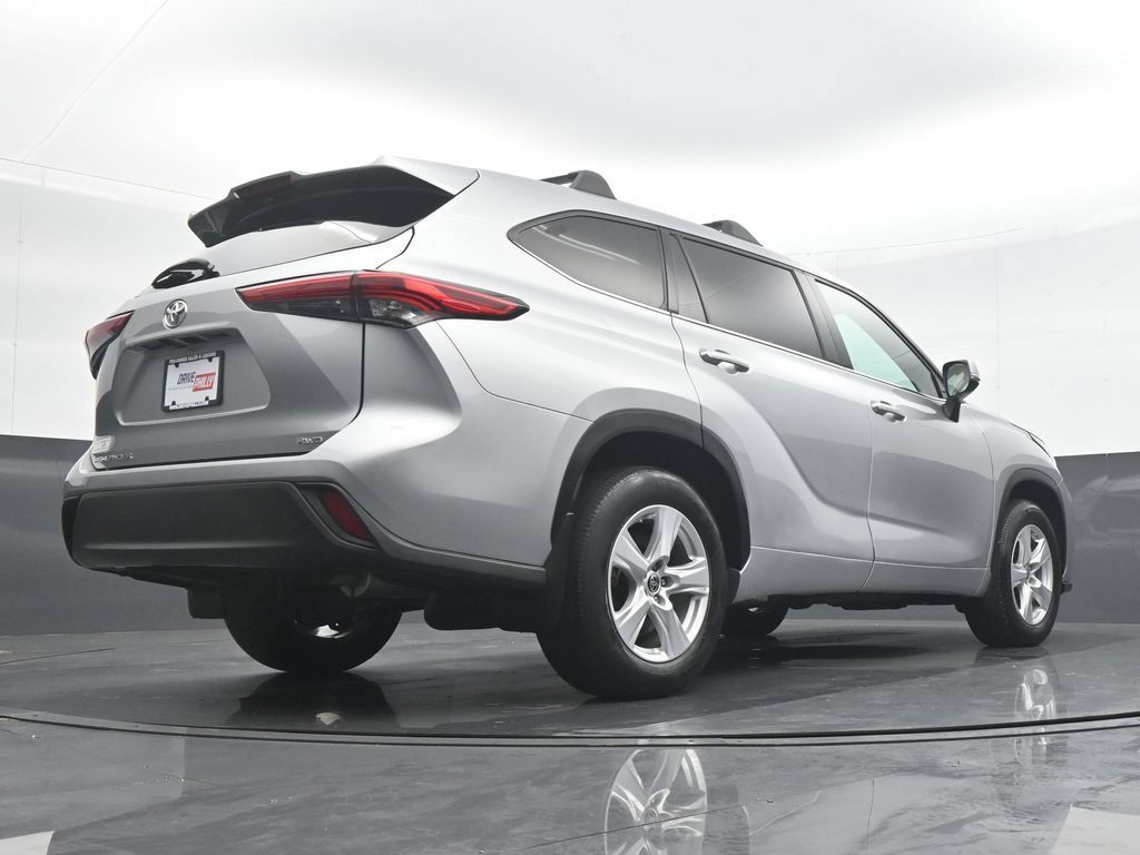 Used 2022 Toyota Highlander L AWD/4WD image 32
